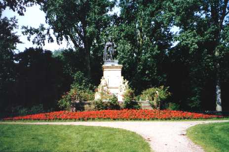 Vondel Statue